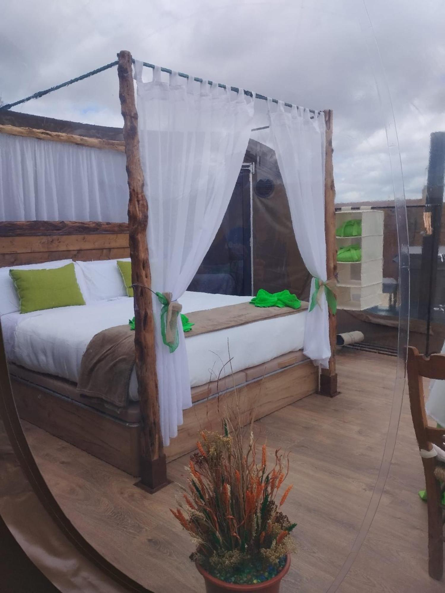 Cosmoveros - Hotel Burbuja Pedraza Екстер'єр фото