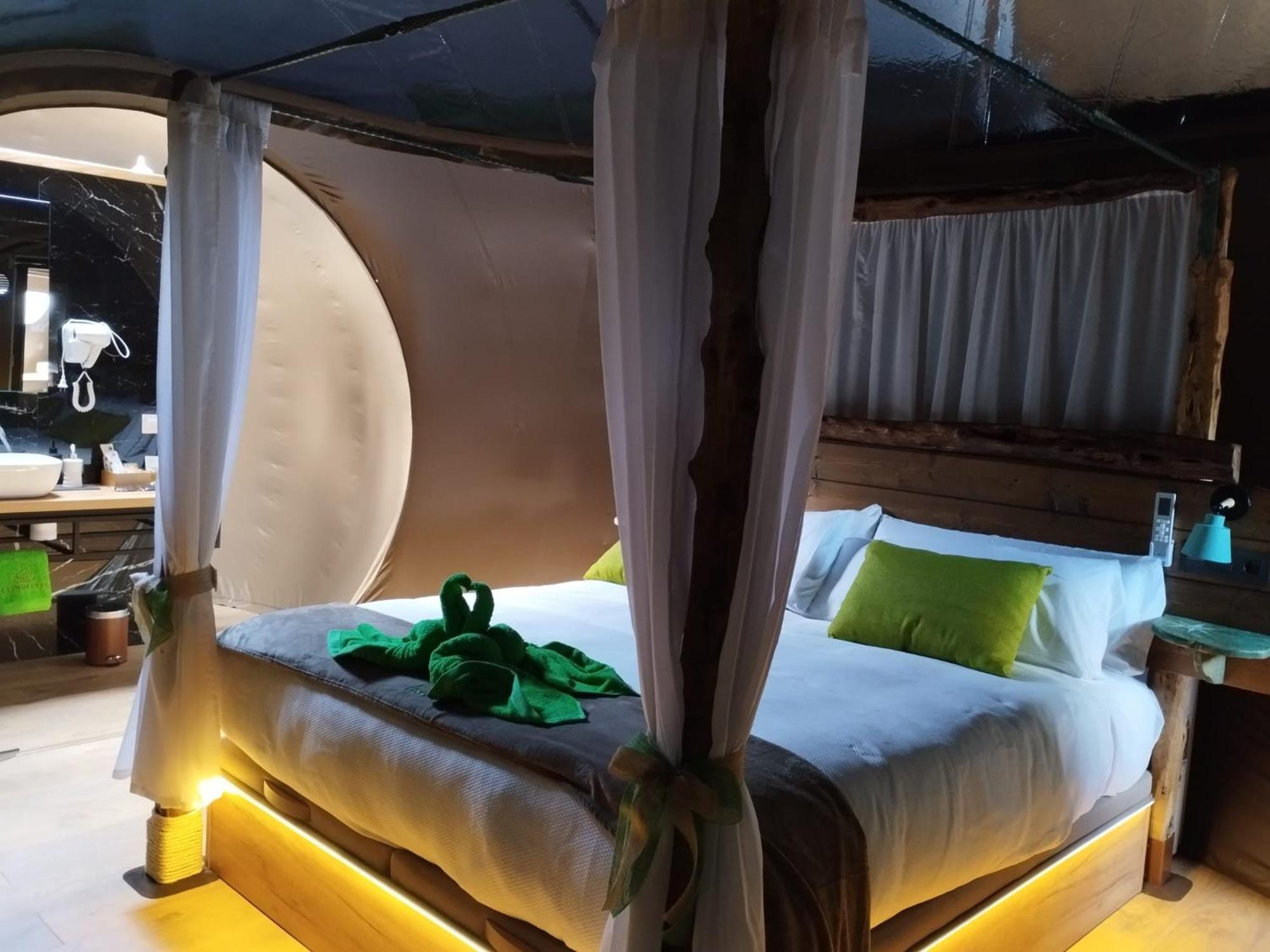 Cosmoveros - Hotel Burbuja Pedraza Екстер'єр фото