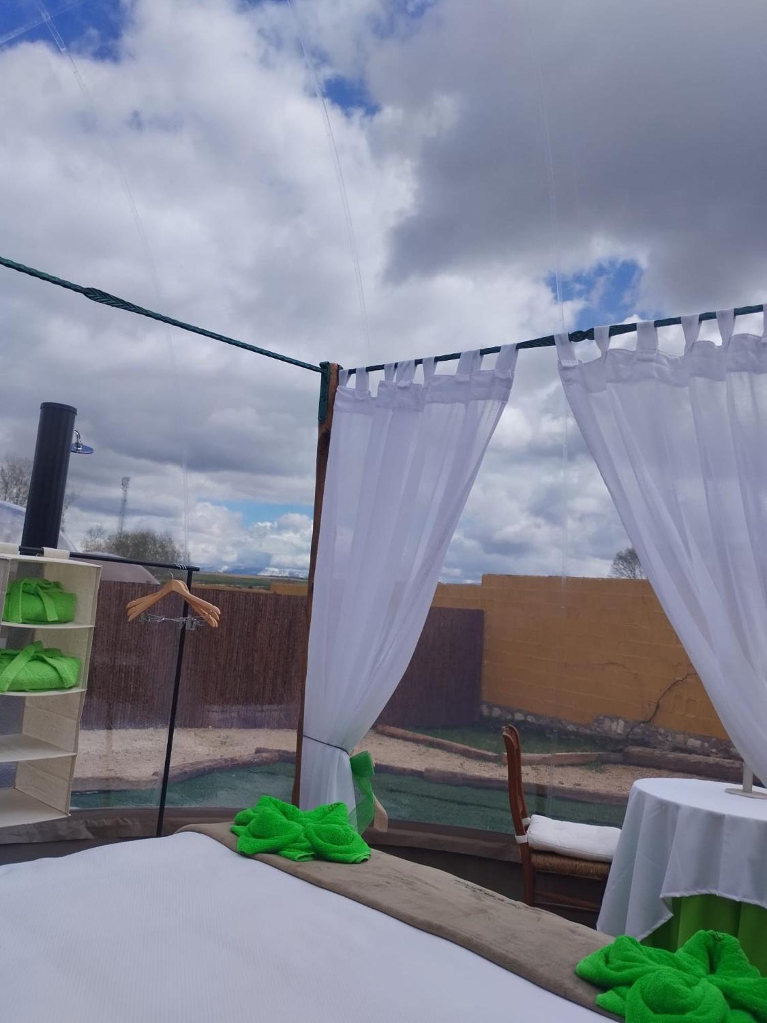 Cosmoveros - Hotel Burbuja Pedraza Екстер'єр фото