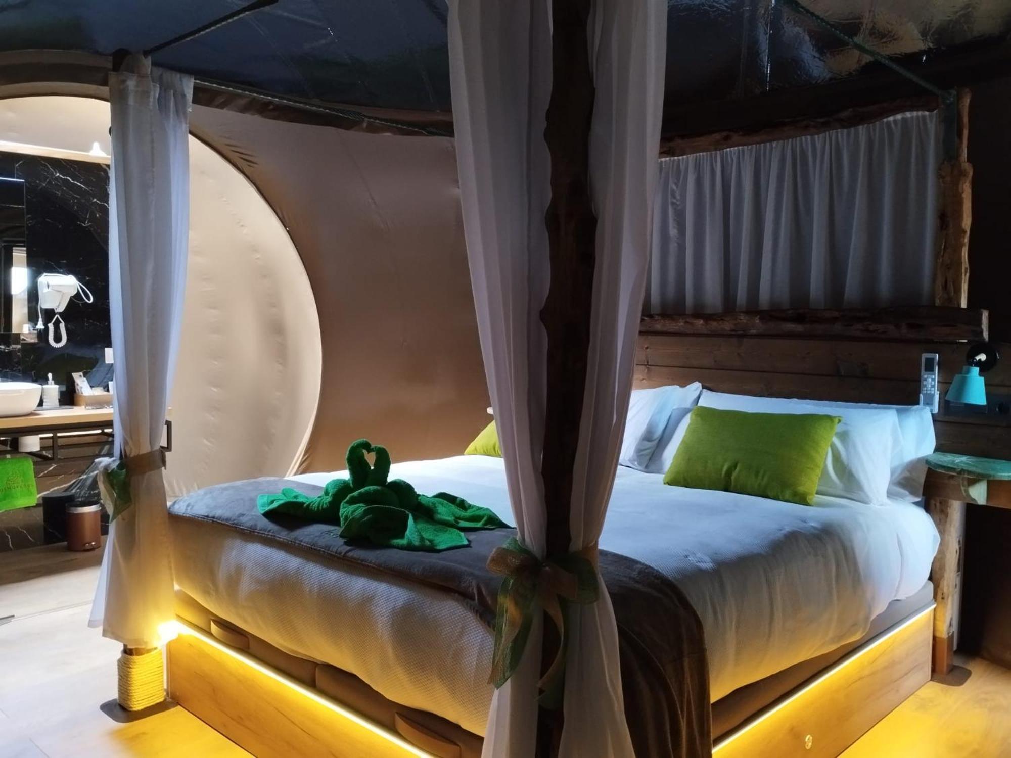Cosmoveros - Hotel Burbuja Pedraza Екстер'єр фото
